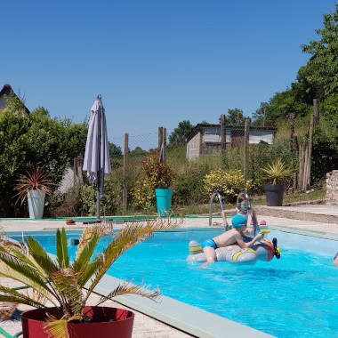 Piscine avec le Moulin Hodoux en arrière plan