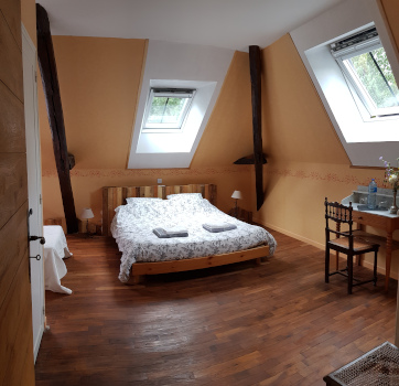 Chambre d'hôte les Frênes, 1 grand lit double et 1 lit simple