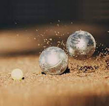 Détente et convivialité autour du terrain de pétanque du Moulin Hodoux